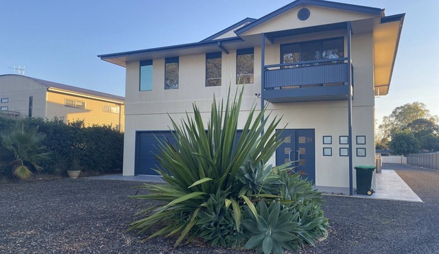 2 minutes to the Murray River large Family home