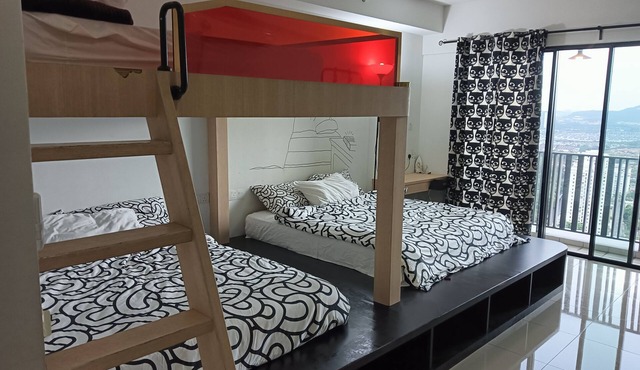 2 minutes walk to the theme park! Family-sized studio home @ i-City by Nuriman