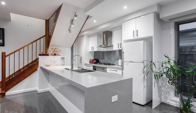 2 Minutes Walk to the Beach and Cafe, 10 Minutes' Walk to Restaurants and Shops