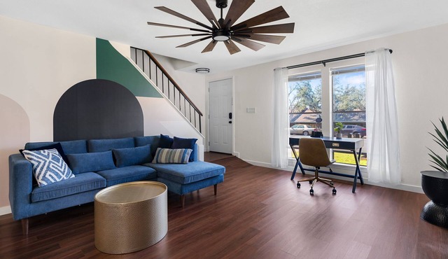 2 Mirrored Units- Fire pits and grill, walk to Starbucks, HEB, restaurants