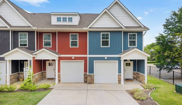 2 Modern 2024 Townhomes | Spacious Stay for 10 Near Downtown