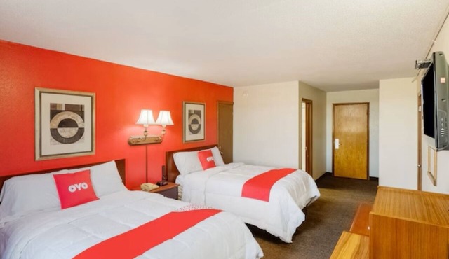 2 Modern & Comfortable Rooms near Peoria and East Peoria Sites - Free Parking!