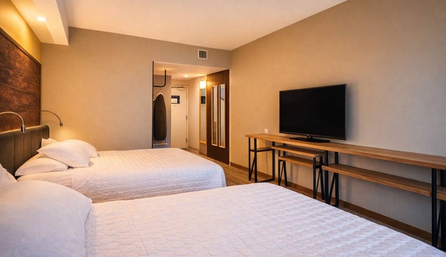 2 Modern Rooms for Family Getaway Next to Airport – With Free Breakfast