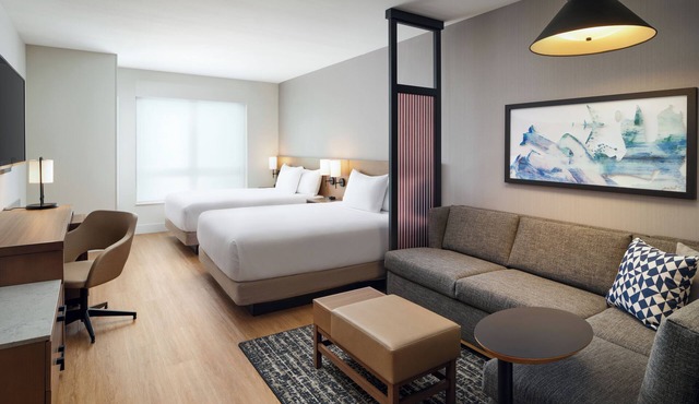 2 Modern Rooms w/Sofa bed Ideal for Family Stay | 10 Mins Drive to Downtown