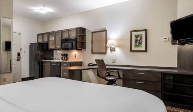 2 Modern Studios w/Free Breakfast & Wi-Fi Near LSU, Zoo & Downtown Baton Rouge