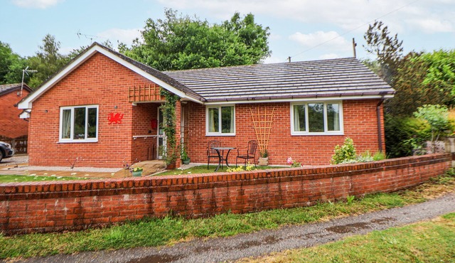 2 MOUNTAIN VIEW, pet friendly, with hot tub in Chirk