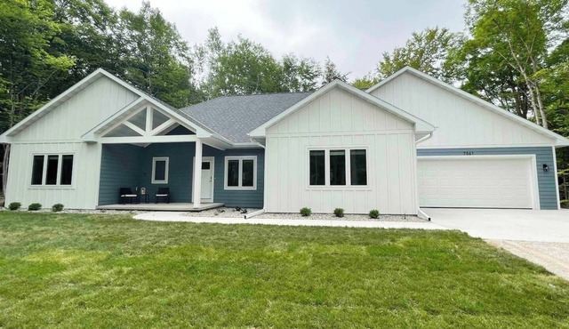 2 Neighboring Homes Sleep 24 - 8 Bedrooms/10 Baths