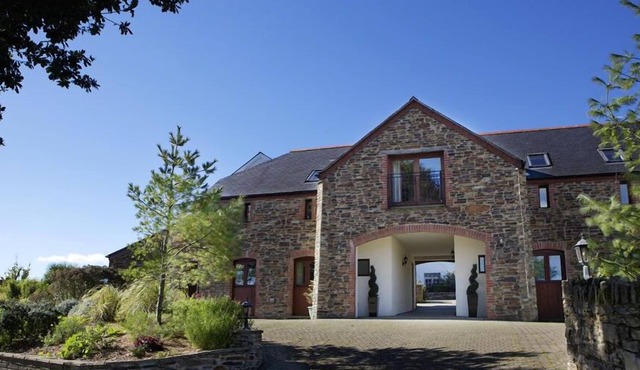 2 NEW BARN, HILLFIELD VILLAGE in Dartmouth