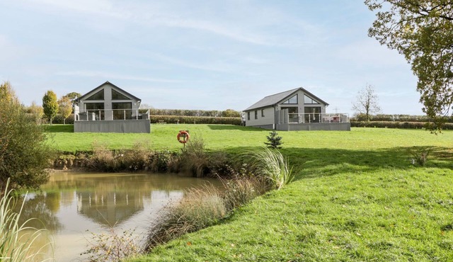 2 OAK PARK, family friendly, with hot tub in Bampton, Devon