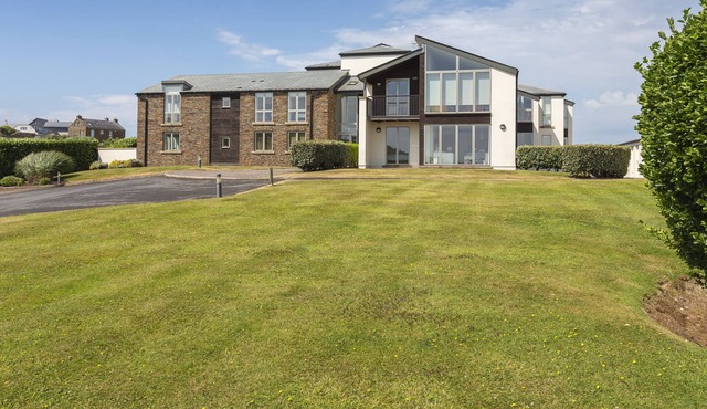 2 OCEAN'S EDGE, family friendly, with pool in Thurlestone