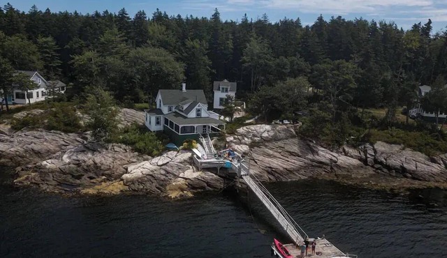 2 oceanfront Cottages with spectacular views, equipped with a deck offering direct water access