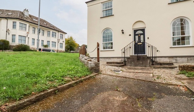 2 OLD TALBOT COTTAGES, pet friendly, with a garden in Lostwithiel