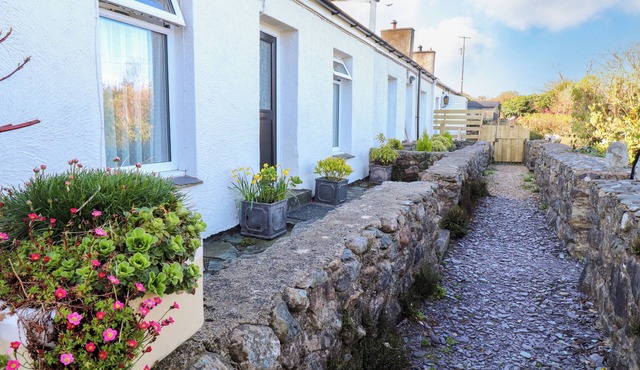 2 PANT Y CELYN, pet friendly, character holiday cottage in Llanllyfni
