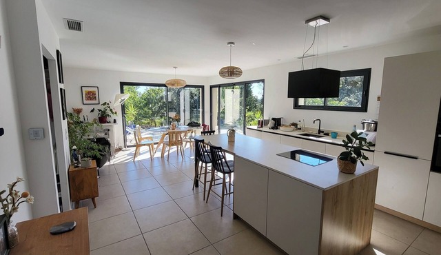 2-person villa with pool at the foot of the Pic Saint-Loup in a wooded area