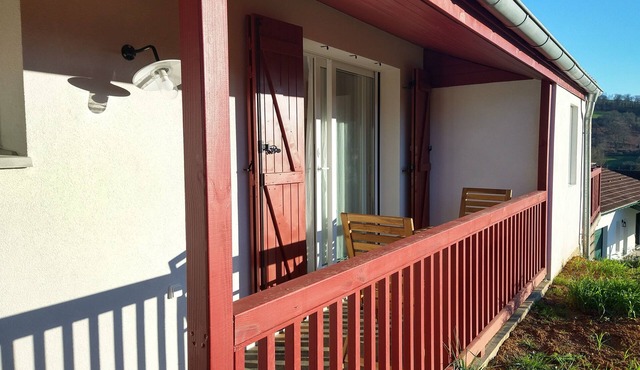 2 pers-Studio Conchita - view of the Pyrenees, 7km from Saint-Jean-Pied-de-Port.