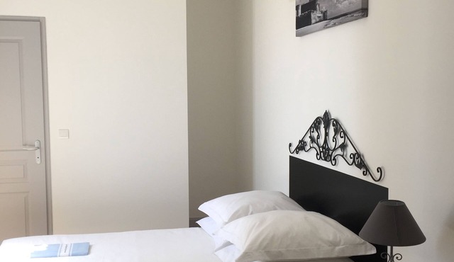 2-person apartment in charming 19th-century mansion with park and heated pool