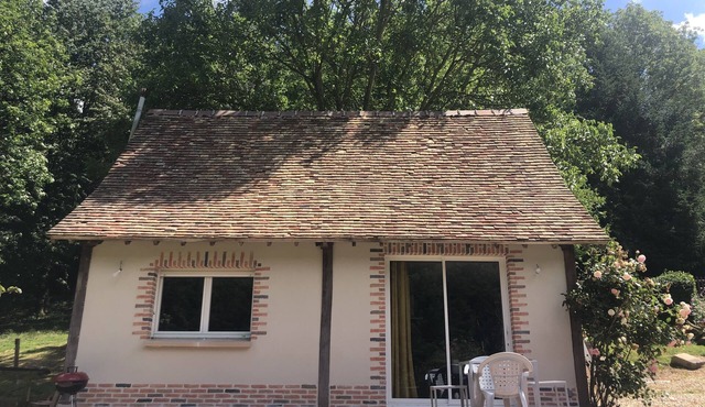 2-person gîte between Honfleur and Pont-audemer with swimming pool from May to September