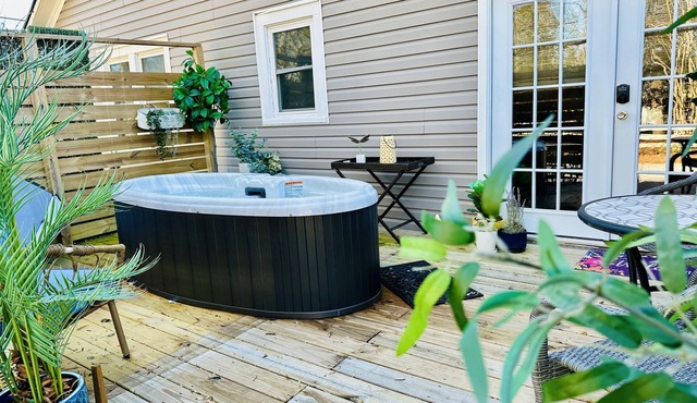 2 Person Hot Tub on Private Deck, 2 mi to DT Hendersonville/Flat Rock, King Bed