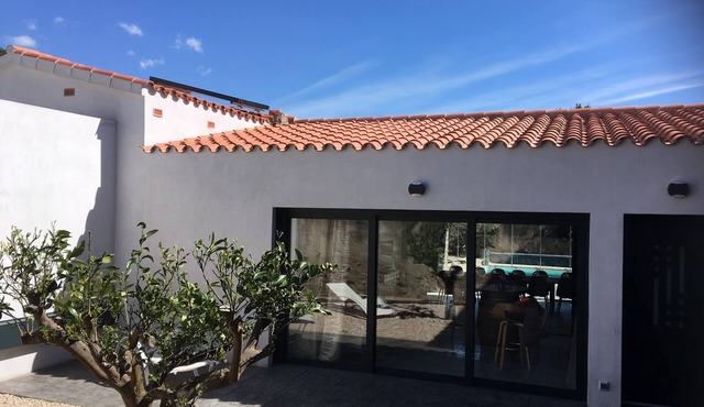 2-person room with private bathroom and patio in the center of Garriguella