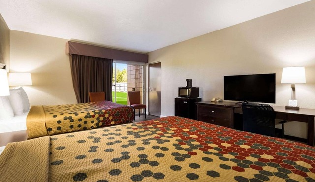 2 Pet-Friendly Family Rooms | Near Lane Southern Orchards | Free On-Site Parking