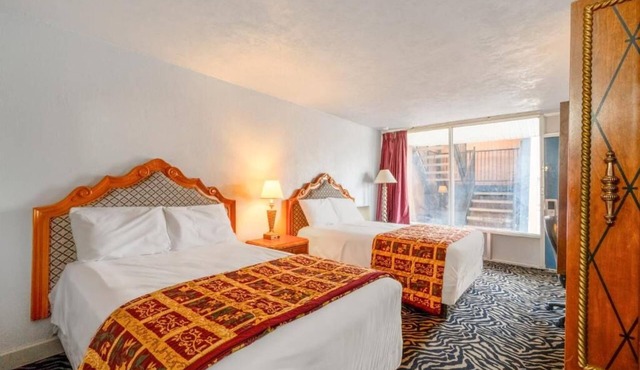 2 Pet-Friendly Full Bed Rooms w/Seasonal Pool for Visitors Near Fort Sill
