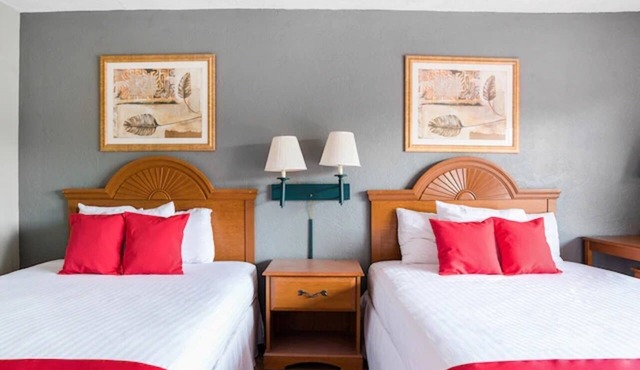 2 Pet-Friendly Lodgings near Silver Springs River with Outdoor Swimming Pool