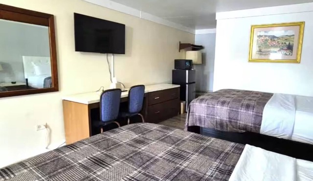 2 Pet-Friendly Rooms Near South Holland Metro | Convenient I-94 Access