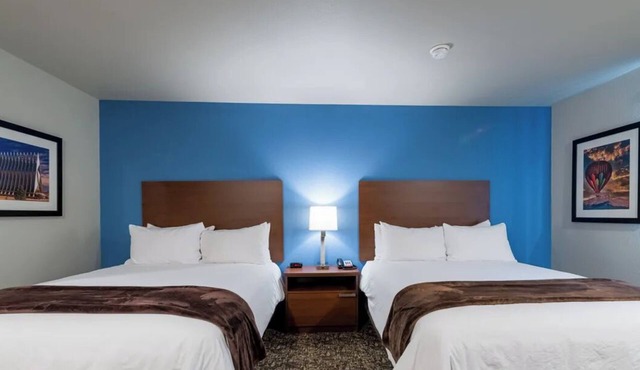 2 Pet-Friendly Rooms Near Des Moines Airport, Adventureland & Shopping