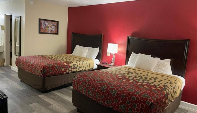 2 Pet Friendly Rooms | Near Rozar Park | Free Parking, Breakfast & Pool Access