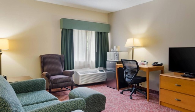 2 Pet-Friendly Rooms | Free Parking, Breakfast & Onsite Outdoor Pool Access