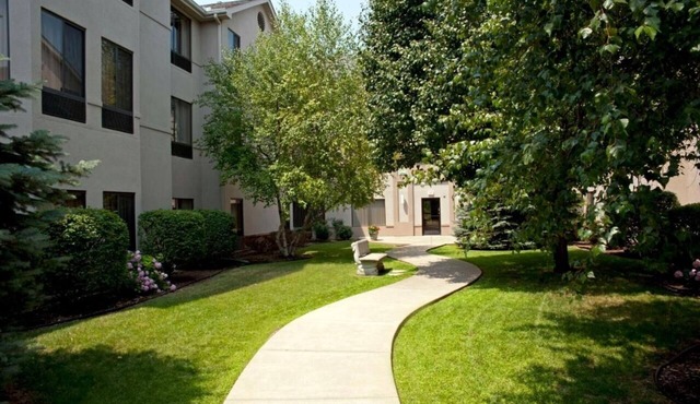 2 Pet-Friendly Rooms w/Comfortable Bed & Free Hot Breakfast – Convenient Stay