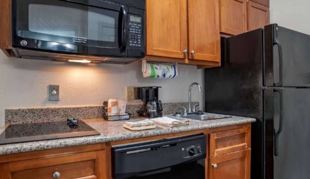 2 Pet-Friendly Suites w/Kitchenette Near Antique Village & Shopping