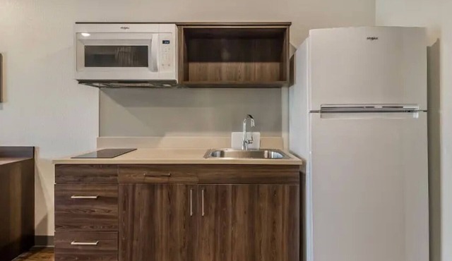 2 Pet-Friendly Suites with Free Parking Near Crystal Bridges Museum