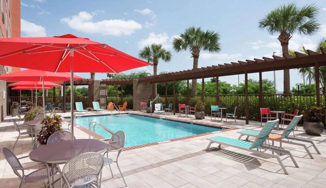 2 Pet-friendly Units Near CityCenter! FREE Parking and Breakfast! Pets Allowed!