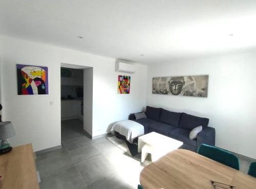 2 pièces en RDC climatisé avec terrasse et parking privé