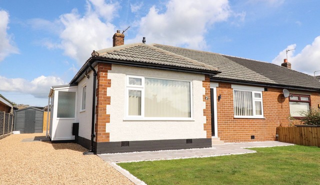 2 PINE GROVE, pet friendly, with a garden in Garstang