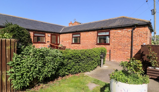 2 PINES FARM COTTAGES, family friendly, with open fire in Tadcaster