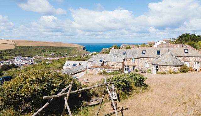 2 Porth Farm Cottages is a cottage that sleeps 4 guests in 2 bedrooms
