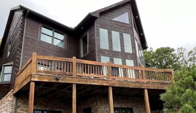 2 Primary Suites - Spacious Log Home - Incredible Mountain Views and Location