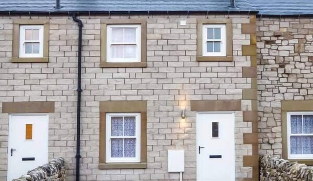 2 PRIMITIVE CROFT, pet friendly, with open fire in Chelmorton