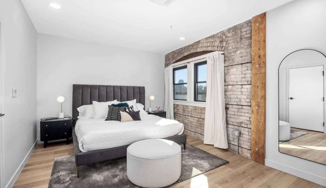 2 Private King Suites - Walk to Nightlife