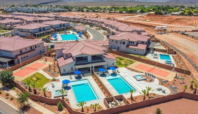2 Private Pools, Hot Tubs, Sport Courts, Fire Pits!