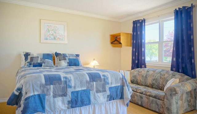 (2) Private Queen Suite at Green Acres Summerside