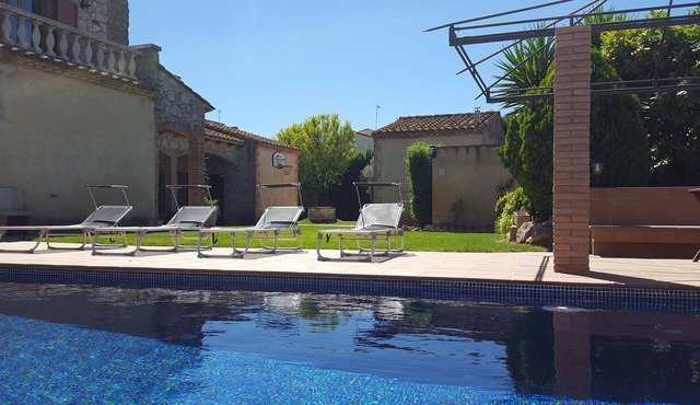 2 PRIVATE ROOMS + SWIMMING POOL