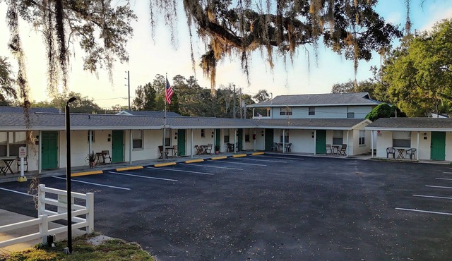 2 QBeds Dining & Live Music DT Safety Harbor