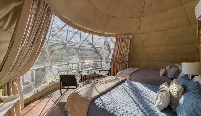 2 queen Bed and Full Bath Glamping Dome on the River!