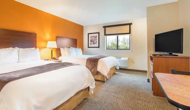 2 Queen Bed Room w/Full Kitchen Near Alerus Center – Steps Away