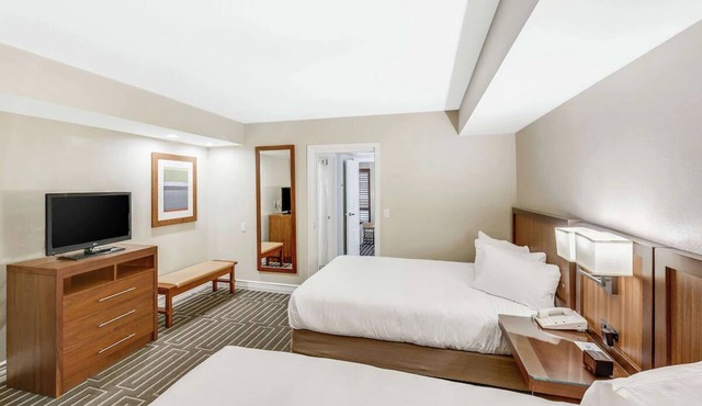 2 Queen Beds 1BR Suite, Hilton Phoenix Tapatio Cliffs, Seven Pools, Water Slide