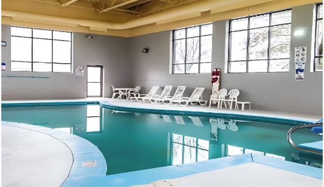 2 Queen Beds | Convenient Room Near Milham Park Golf Club & Kalamazoo Theater