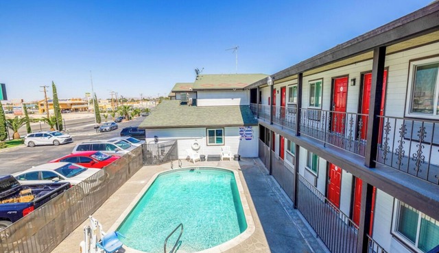 2 Queen Beds + Cable TV, Close to Restaurants & Attractions, 4 Rooms
